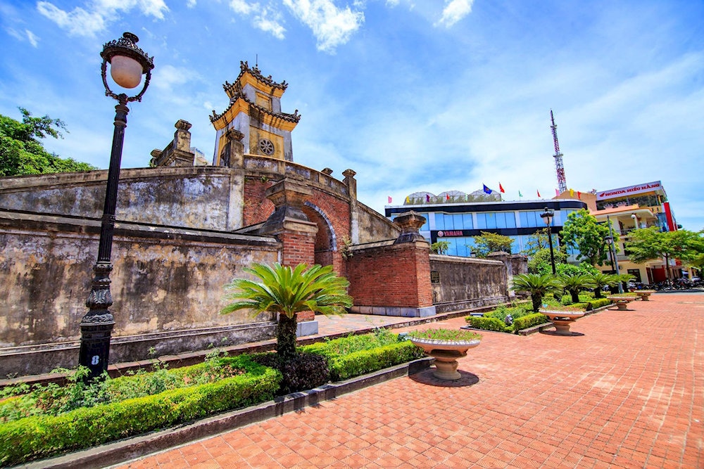 Hình ảnh cổng thành cổ kính giữa lòng phố thị hiện đại tạo nên nét chấm phá ấn tượng